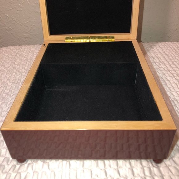 ANTIQUE GONE WITH THE WIND MUSIC BOX 7”3/4” X 6” X 2 1/2 Plays perfectly $ 50.00 - Picture 10 of 10